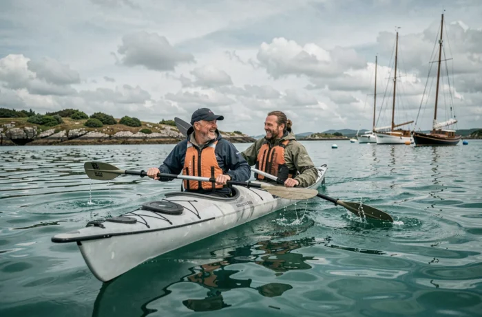 Couple en kayak de mer sur le golfe du Morbihan en Bretagne entouré d'îlots verdoyants